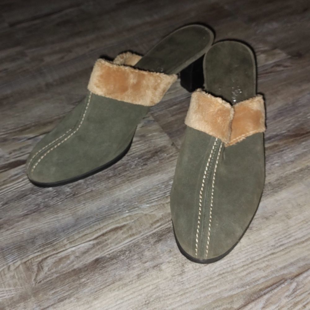 New York Transit gray and tan faux fur trim mules Sz 9